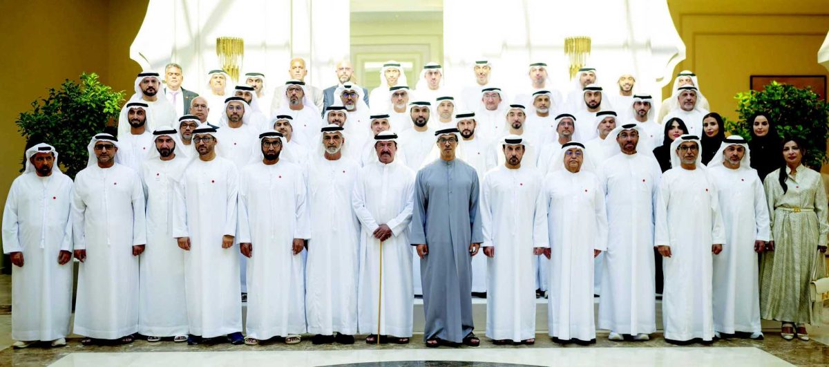 منصور بن زايد يشهد منافسات جائزة زايد الكبرى للهجن 2025 ويحضر مأدبة غداء أقامها سلطان بن حمدان