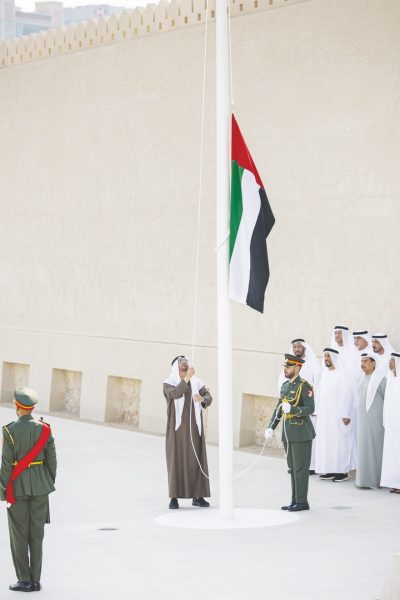 رئيس الدولة: علم الإمارات رمز وحدتنا وعزتنا