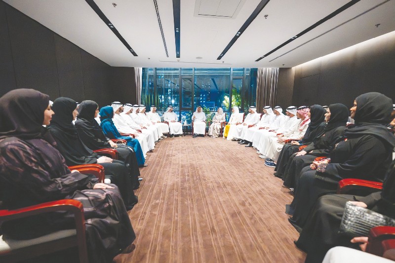 ذياب بن محمد بن زايد يلتقي المشاركين في البرنامج التنفيذي الأول للقادة الإماراتيين من الصف الثاني في الصين