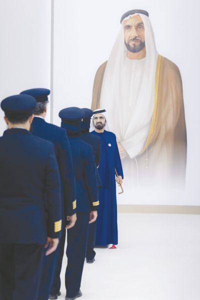 محمد بن راشد يلتقي مجموعة من الطيارين الإماراتيين ويؤكد أهمية الكوادر الوطنية في تطوير القطاع وتعزيز تنافسيته العالمية
