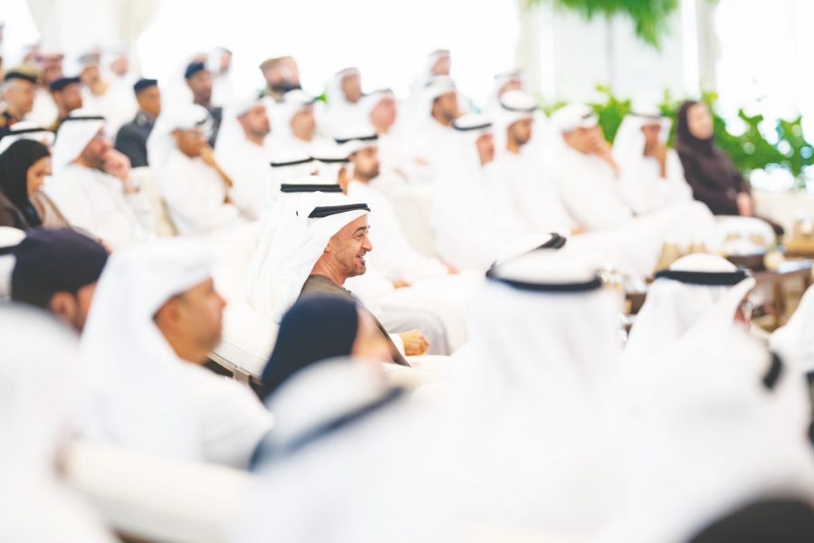 رئيس الدولة يشهد جلسة حول “الذكاء الاصطناعي” عقدت في قصر البحر بمشاركة عدد من الوزراء والمسؤولين