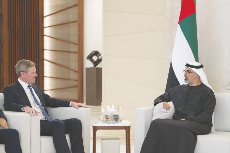 خالد بن محمد بن زايد يلتقي الرئيس التنفيذي لشركة “فيزا”