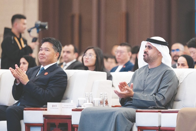 ذياب بن محمد بن زايد يشهد المؤتمر الصيني الإماراتي للتعاون الاقتصادي والتجاري وتبادل 15 اتفاقية ومذكرة تفاهم