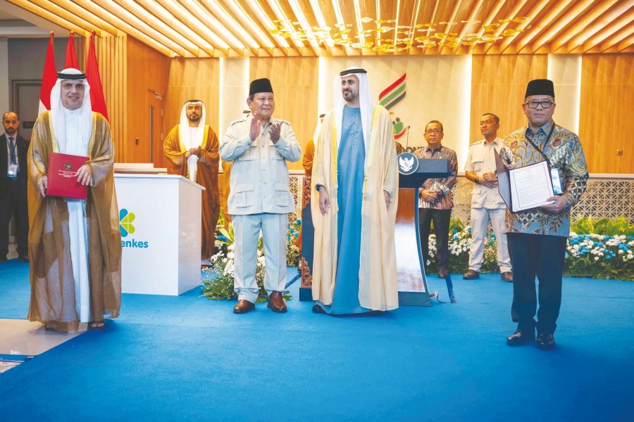 بحضور الرئيس الإندونيسي وذياب بن محمد بن زايد “خليفة الإنسانية ” توقِّع خطاب نوايا مع وزارتي التعليم والشؤون الدينية في إندونيسيا