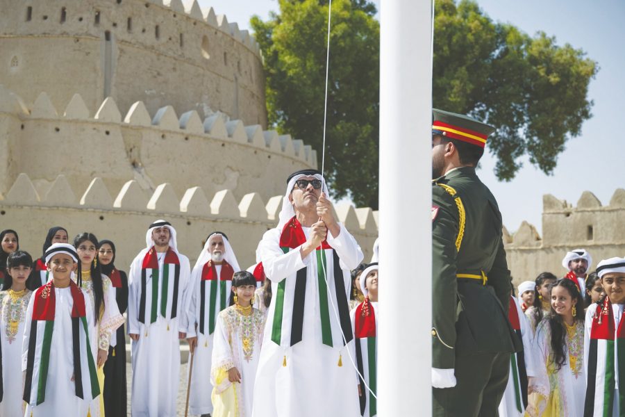 هزاع بن زايد يرفع علم الدولة في قلعة الجاهلي احتفاءً بيوم العلم