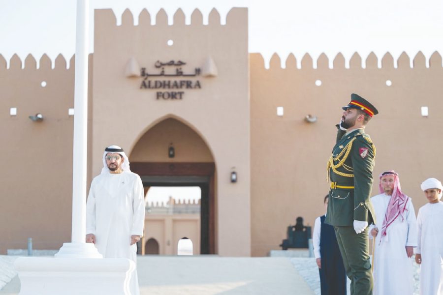 حمدان بن زايد يرفع علم الدولة في حصن الظفرة احتفالاً بيوم العلم