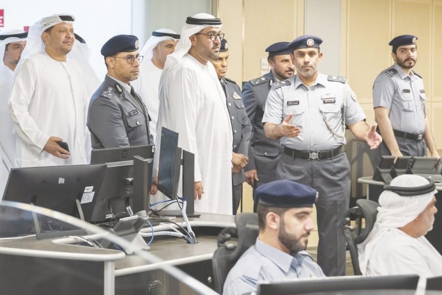 محمد بن حمدان بن زايد يزور مديرية شرطة العين ويطَّلع على سير العمل