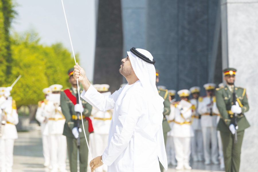 ذياب بن محمد بن زايد يرفع علم الإمارات في واحة الكرامة احتفالاً بيوم العَلم