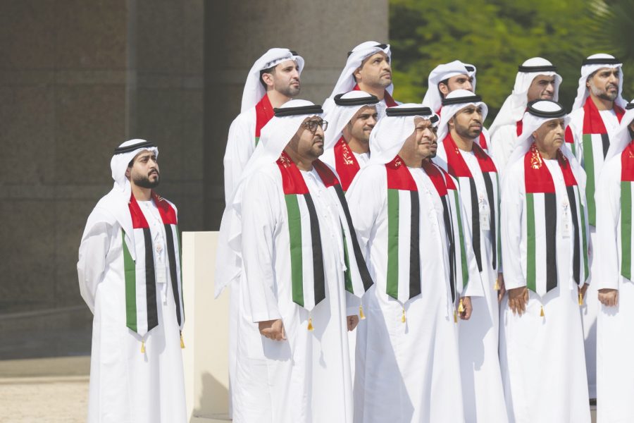 محمد بن حمدان بن زايد يرفع علم الدولة في ديوان ممثل الحاكم بمنطقة العين