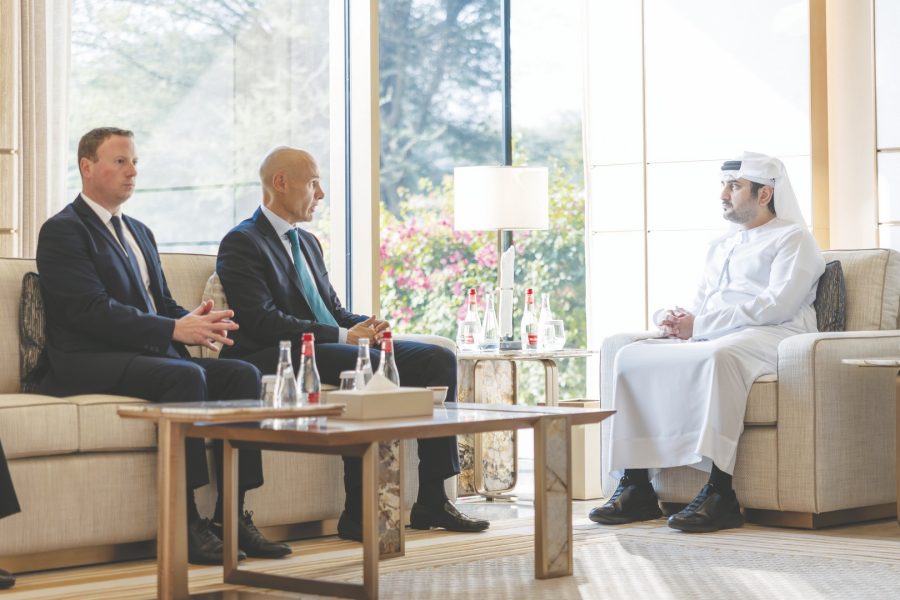 مكتوم بن محمد يلتقي الرئيس التنفيذي لجمعية “سويفت” العالمية