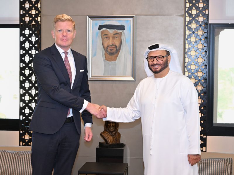 أنور قرقاش يلتقي المبعوث الأممي إلى اليمن