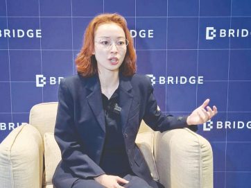 “قمة بريدج” تشهد عرض روبوتين أحدهما يقدم القهوة للزوار والآخر يؤدي عروضاً موسيقية