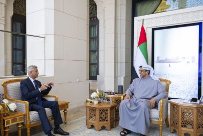 منصور بن زايد يبحث سبل تعزيز التعاون مع وزير الشؤون الخارجية الهندي