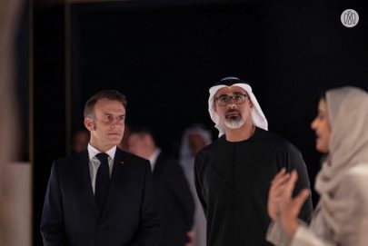 يرافقه ولي عهد أبوظبي.. الرئيس الفرنسي يزور متحف زايد الوطني