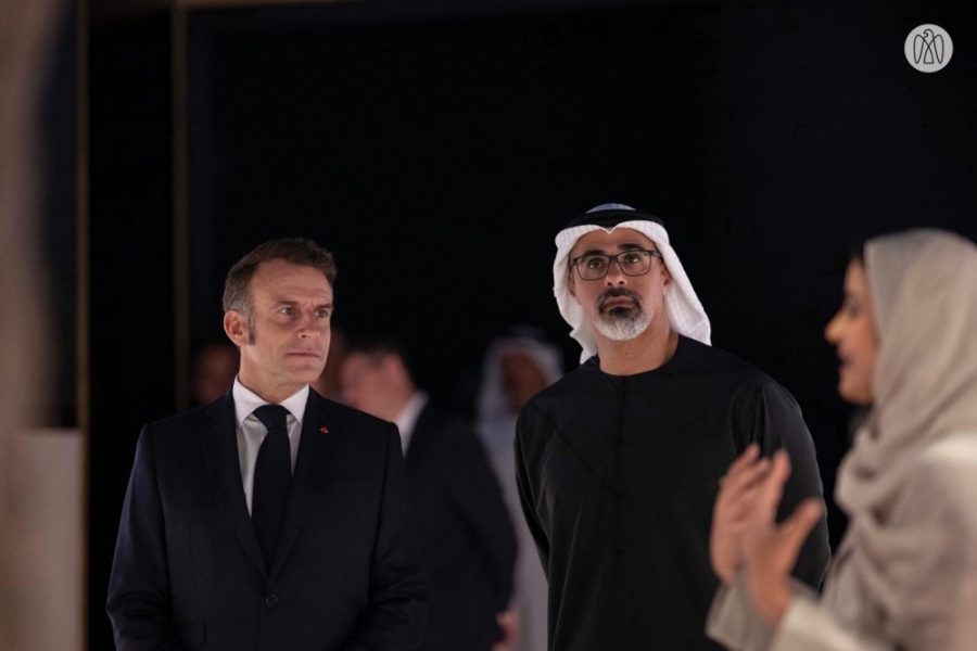 يرافقه ولي عهد أبوظبي.. الرئيس الفرنسي يزور متحف زايد الوطني