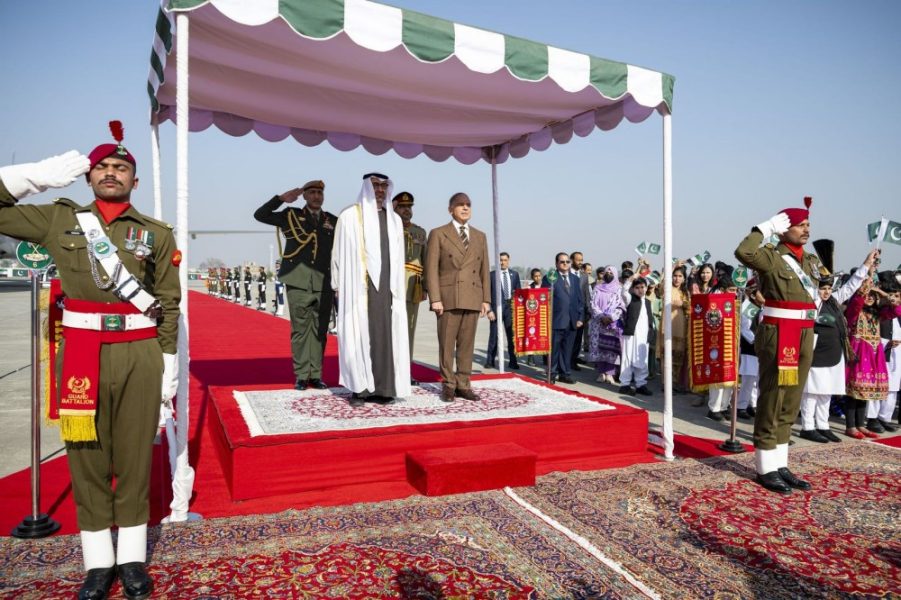 جرت لسموه مراسم استقبال.. رئيس الدولة يصل باكستان في زيارة رسمية