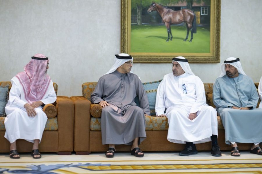 منصور بن زايد يقدم العزاء في وفاة محمد بن عبيد آل مكتوم