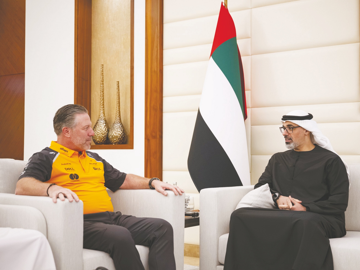 خالد بن محمد بن زايد يبحث الشراكة الاستراتيجية مع الرئيس التنفيذي لشركة “ماكلارين” للسباقات