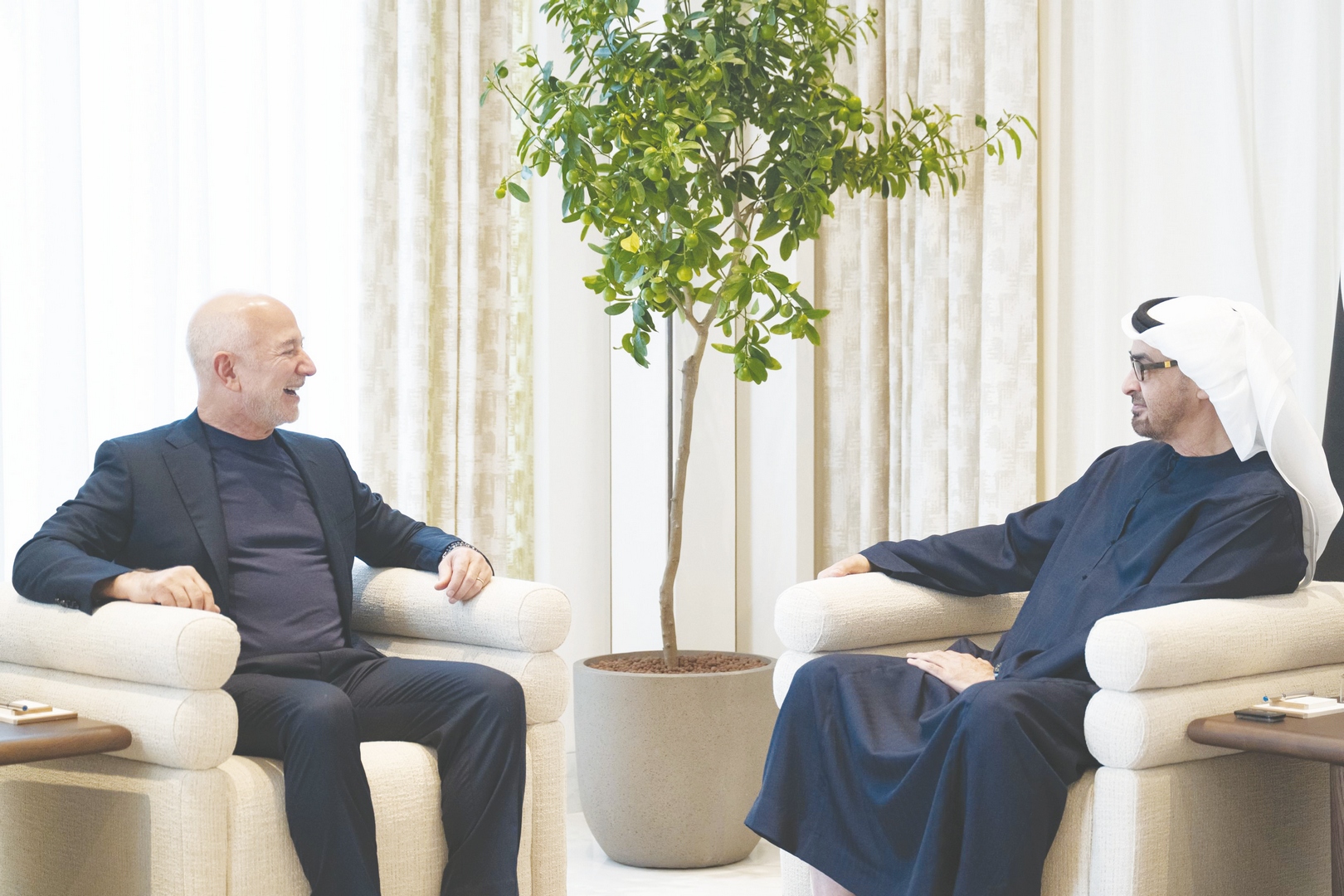 رئيس الدولة يستقبل مؤسس ورئيس مجلس الإدارة التنفيذي لـ”أمازون”