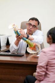 مقيمة تستعيد حياتها بعد 10 سنوات من الألم بفضل جراحة نادرة ومعقّدة في العمود الفقري في دبي