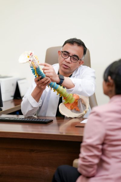 مقيمة تستعيد حياتها بعد 10 سنوات من الألم بفضل جراحة نادرة ومعقّدة في العمود الفقري في دبي