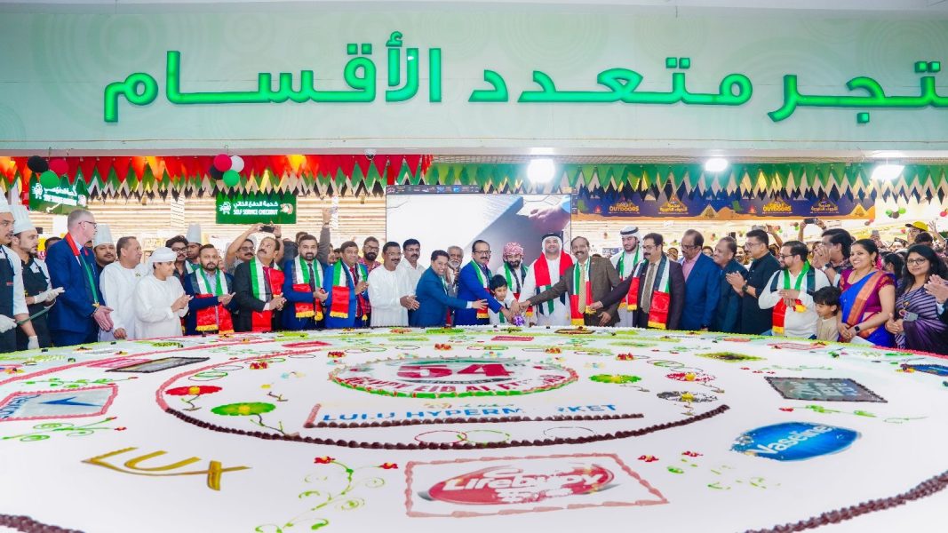 لولو هايبر ماركت يحتفل بعيد الاتحاد بكعكة وزنها 2000 كيلو جرام في العين