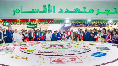 لولو هايبر ماركت يحتفل بعيد الاتحاد بكعكة وزنها 2000 كيلو جرام في العين