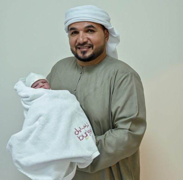 مستشفيات أبوظبي تستقبل مواليد 2026 بفرحة خاصة وسط الإحتفالات