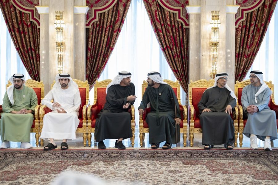 بحضور رئيس الدولة.. محمد بن راشد يلتقي الوزراء السابقين والحاليين ممن شاركوا سموه مسيرة العمل الحكومي خلال العقدين الماضيين