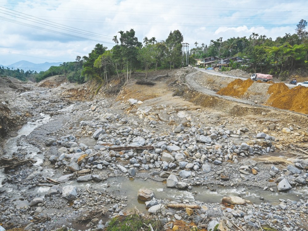 مصرع 14 شخصا جراء الفيضانات في منطقة سولاويسي الشمالية بإندونيسيا