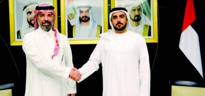 نائب مدير مكتب وزارة الخارجية في دبي يتسلّم البراءة القنصلية من القنصل العام للمملكة العربية السعودية