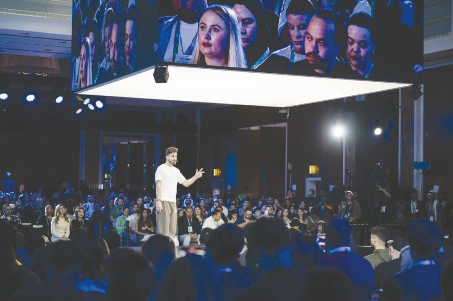 جلسة في “قمة المليار متابع” تناقش كيفية إعادة بناء الحضور الرقمي