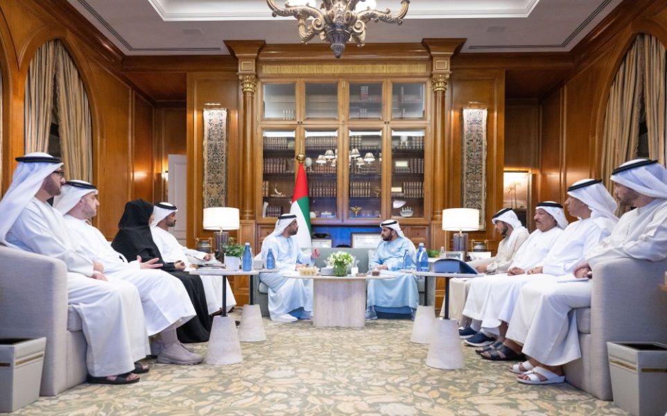 حمدان بن زايد يطلع على أبرز المشاريع الإستراتيجية لقطاعي الطاقة والمياه في منطقة الظفرة