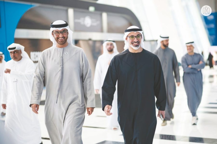 خالد بن محمد بن زايد يزور جناح منصة “شباب من أجل الاستدامة”