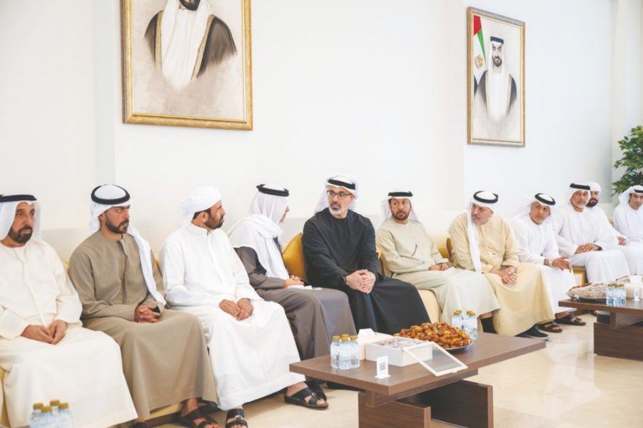 خالد بن محمد بن زايد يُقدم واجب العزاء في وفاة حمد بن راشد بن حمد الهاجري