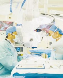 “كليفلاند كلينك أبوظبي” ينجح في إجراء أول جراحة روبوتية لإعادة بناء الثدي