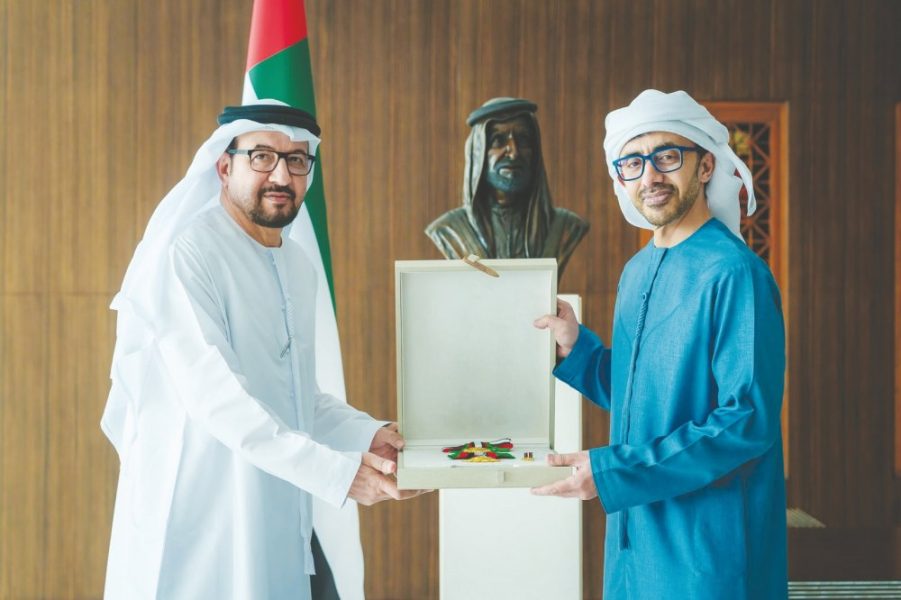 رئيس الدولة يمنح سيف محمد الزعابي وسام زايد الثاني من الطبقة الأولى