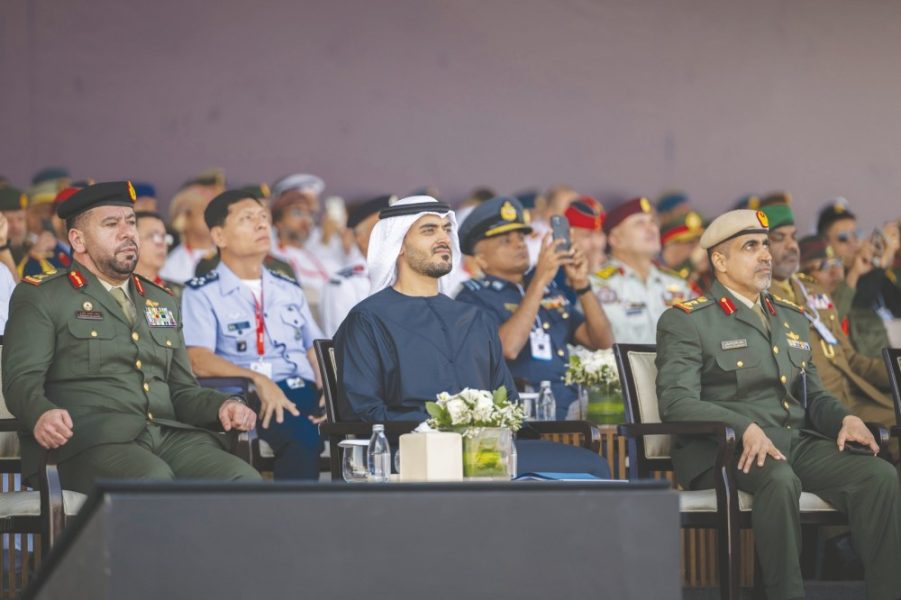 زايد بن محمد بن زايد يشهد جانباً من العروض الجوية الحية