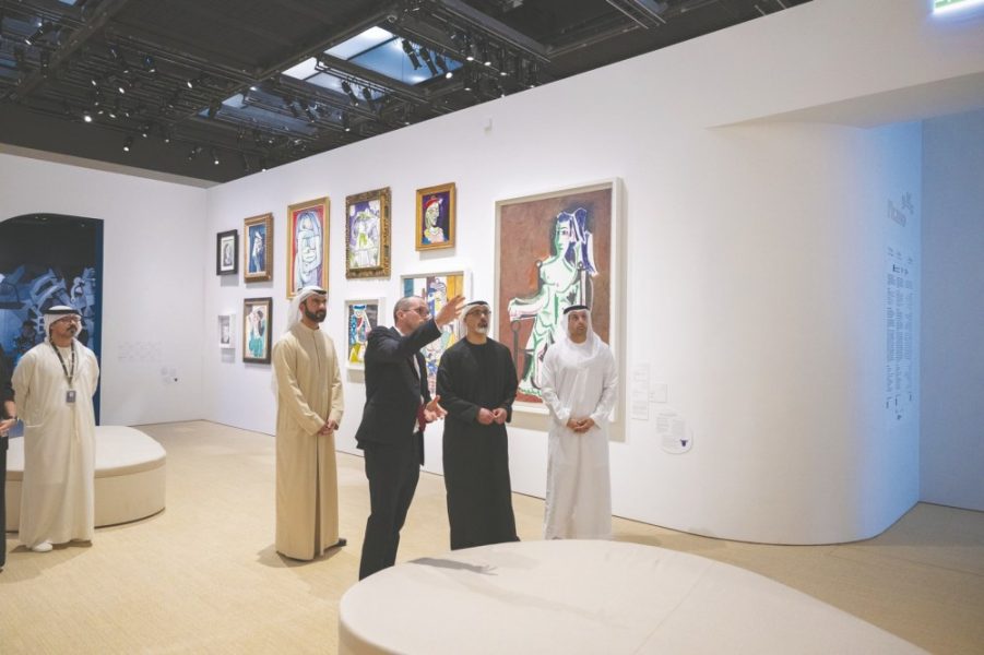 خالد بن محمد بن زايد يزور المعارض الفنية الموسمية في متحف اللوفر أبوظبي