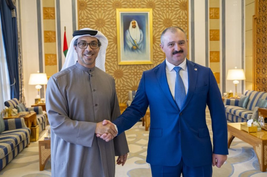 منصور بن زايد يستقبل المبعوث الخاص لرئيس جمهورية بيلاروسيا إلى الشرق الأوسط