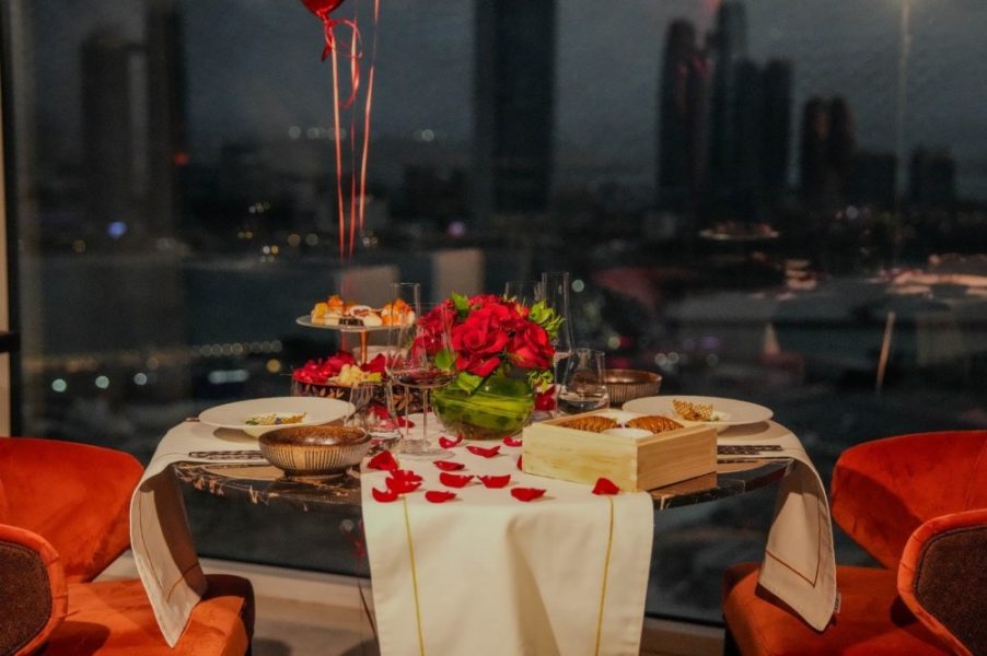 مطعم “ذا هاشي” في ريكسوس مارينا أبوظبي يحتفي بيوم الحبّ مع عشاءٍ فاخر بين السحاب