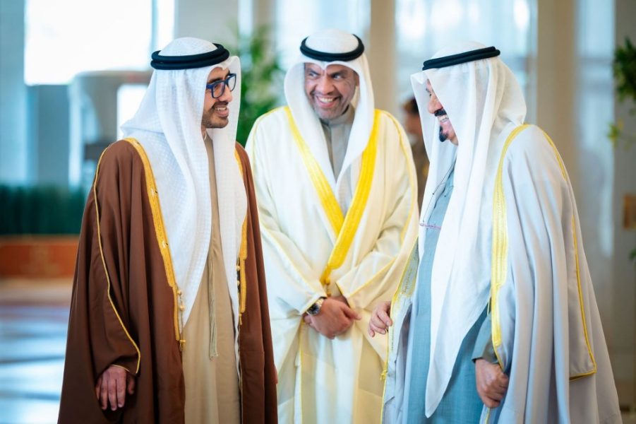 عبدالله بن زايد يلتقي رئيس الوزراء الكويتي ويبحثان العلاقات الأخوية بين البلدين