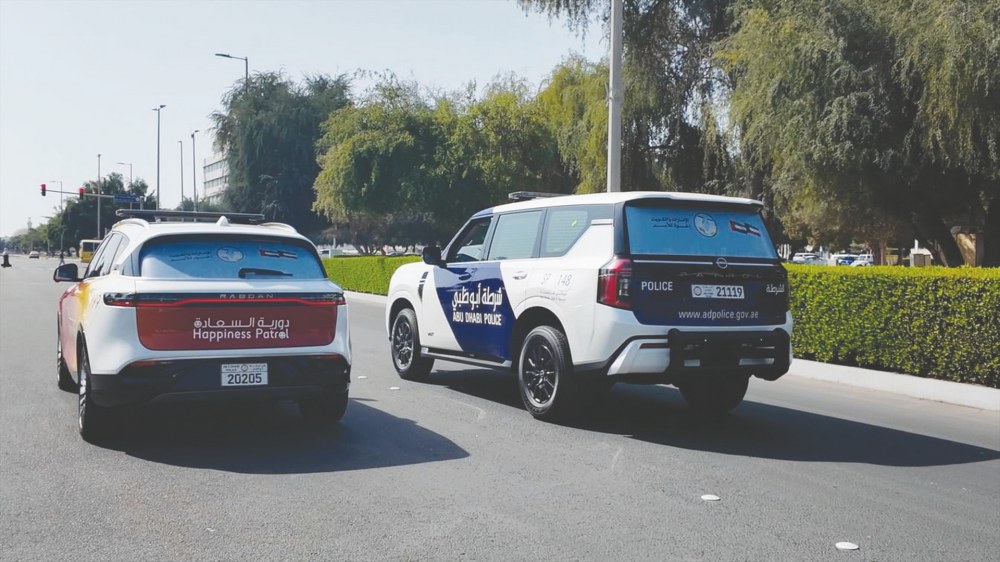 شرطة أبوظبي تزين دورياتها احتفاءً بأسبوع العلاقات الإماراتية الكويتية