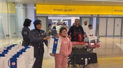 شرطة أبوظبي تستقبل الأشقاء الكويتيين بالهدايا والورود بـ”مطار زايد الدولي”