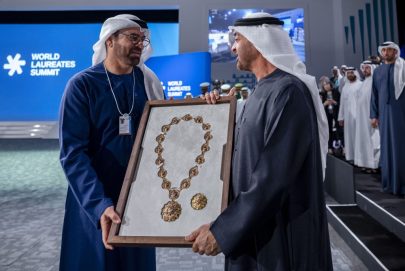 رئيس الدولة يمنح محمد القرقاوي وسام الاتحاد