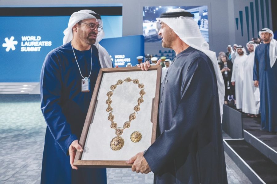 رئيس الدولة يمنح محمد القرقاوي وسام الاتحاد