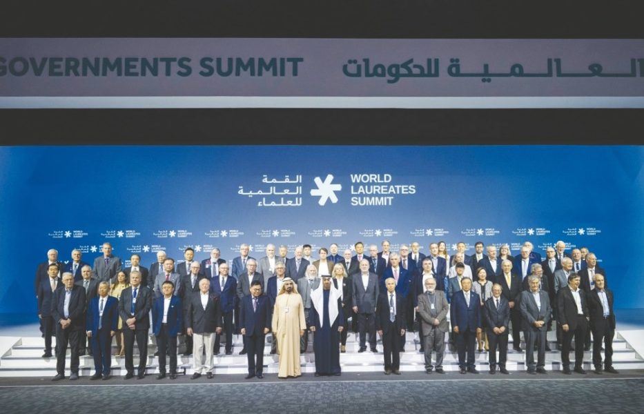 رئيس الدولة ومحمد بن راشد يفتتحان القمة العالمية للعلماء