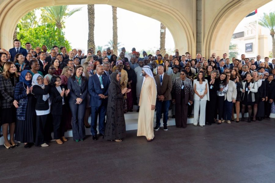 محمد بن راشد يشهد تخريج 377 منتسبا من 17 برنامجا لتأهيل القيادات الحكومية من 45 دولة