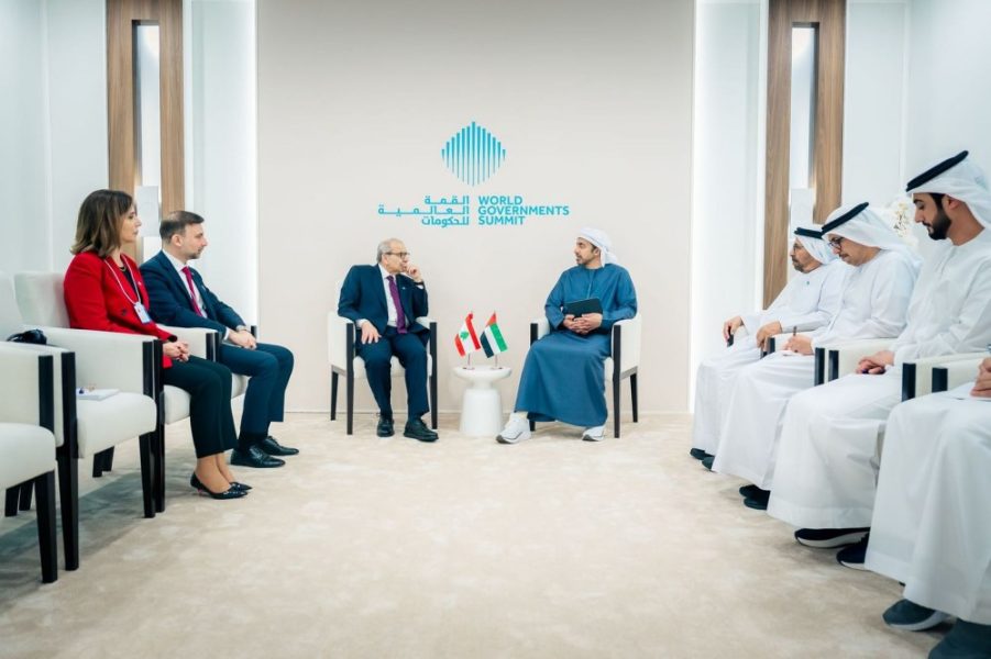 عبدالله بن زايد يستقبل رئيس وزراء لبنان على هامش القمة العالمية للحكومات