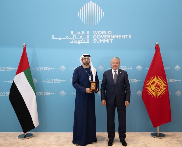 “قمة الحكومات “.. رئيس قيرغيزستان يمنح محمد القرقاوي وسام الصداقة الرئاسي